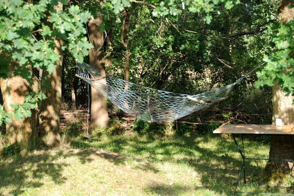 Romantisches Studio Am Waldesrand Mit Gartensauna Schwarz Exterior foto